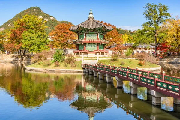 Herbst von gyeongbokgung Palast in seoul, Korea — Stockfoto