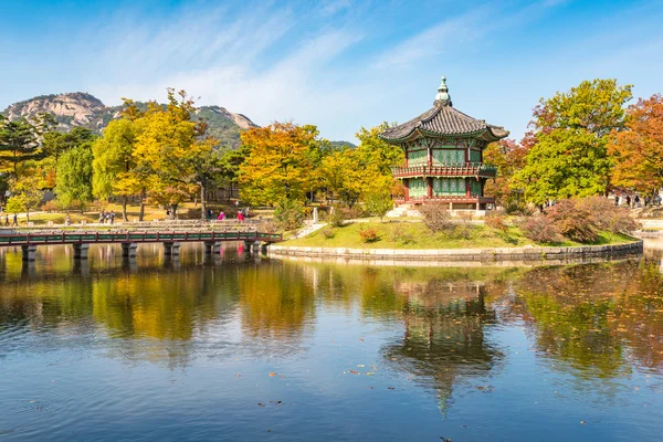 Otoño del Palacio Gyeongbokgung en Seúl, Corea — Foto de Stock
