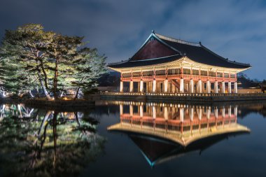 Seul, Güney Kore gece Gyeongbokgung Sarayı, yansıması