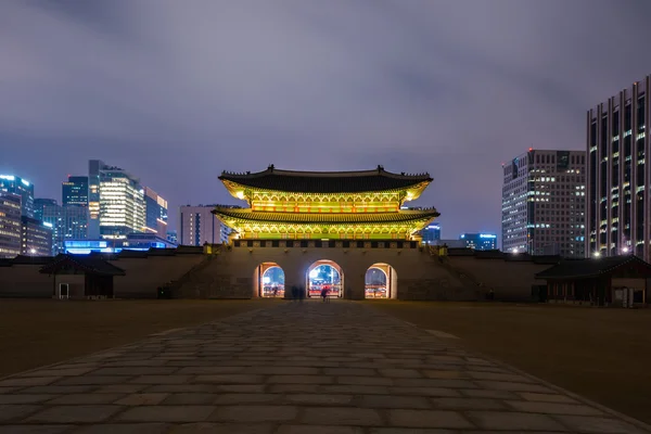 Palác Gyeongbokgung v noci v Soulu, Jižní Korea — Stock fotografie