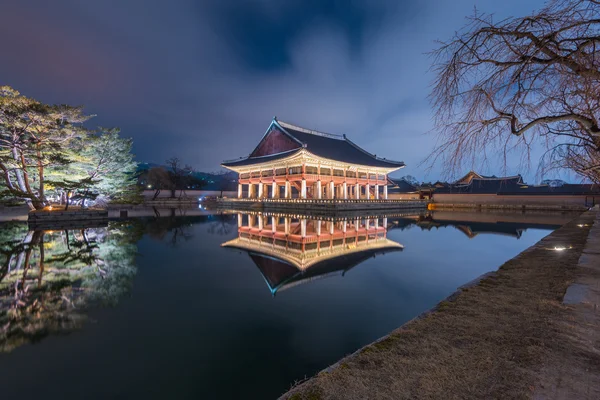 Odraz palác Gyeongbokgung v noci v Soulu, Jižní Kore — Stock fotografie