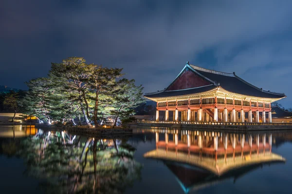 Korea, palác Gyeongbokgung v noci v Soulu, Jižní Korea — Stock fotografie