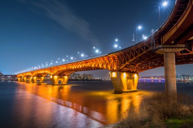 Han Nehri ve gece seongsu köprüyü Seul, Kore.