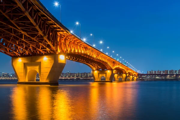 Río Han y puente Seongsu por la noche en Seúl, Corea —  Fotos de Stock
