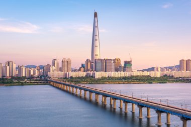 Seul metrosu ve Seul şehri silueti, Güney Kore.