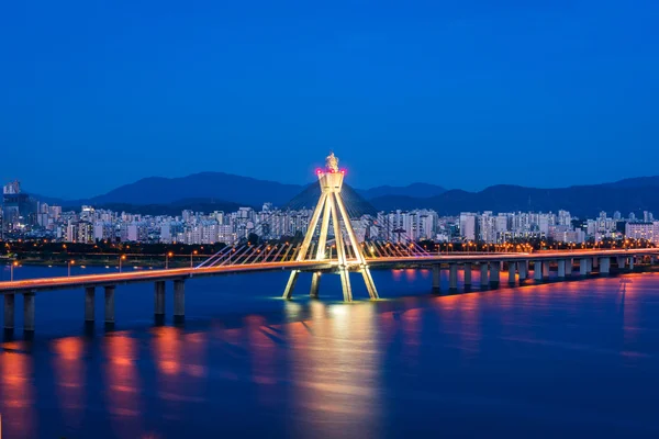 Hanriver y Puente en Seúl, Corea del Sur — Foto de Stock