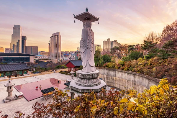 Puesta de sol en Bongeunsa templo del centro de skyline en la ciudad de Seúl, así que — Foto de Stock