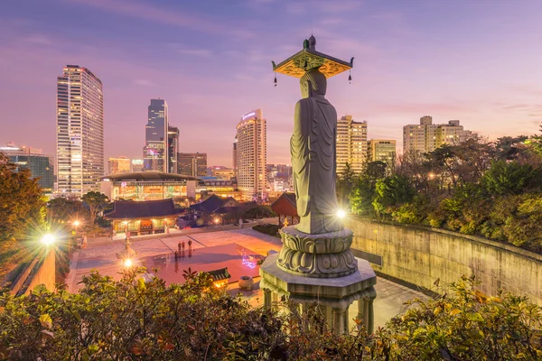 Bongeunsa Tapınağı şehir siluetinin Seoul City, South Korea