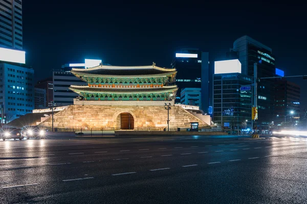 Korea, provoz stírá minulost Namdaemun Gate v Soulu, Jižní Kore — Stock fotografie