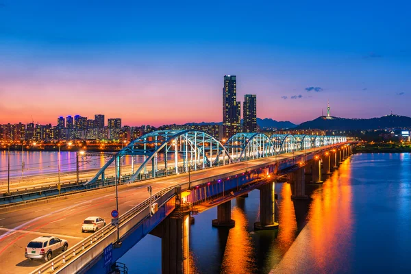Ponte Dongjak e rio Han em Seul City, Coreia do Sul — Fotografia de Stock