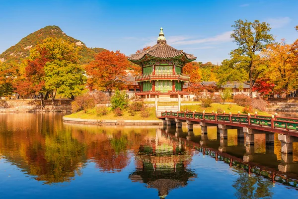 Otoño del Palacio Gyeongbokgung en Seúl, Corea — Foto de Stock