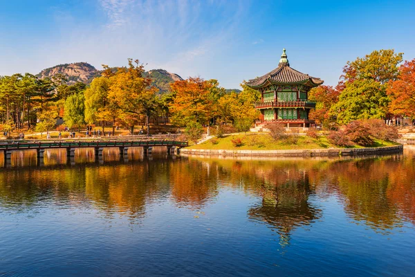 Otoño del Palacio Gyeongbokgung en Seúl, Corea — Foto de Stock