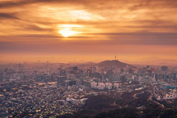 Wschód słońca z Seoul City Skyline, Korea Południowa — Zdjęcie stockowe