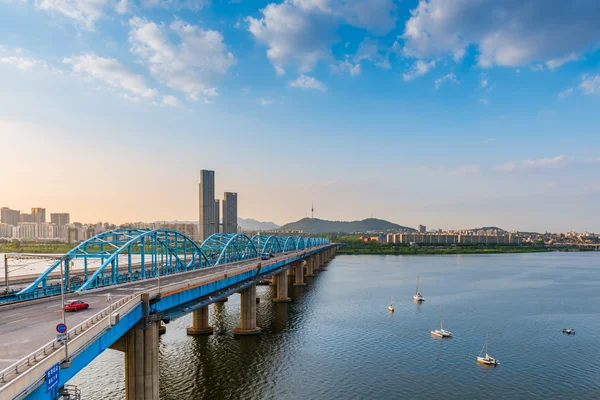 Puesta de sol del puente de Dongjak y el río Han en la ciudad de Seúl, Corea del Sur — Foto de Stock