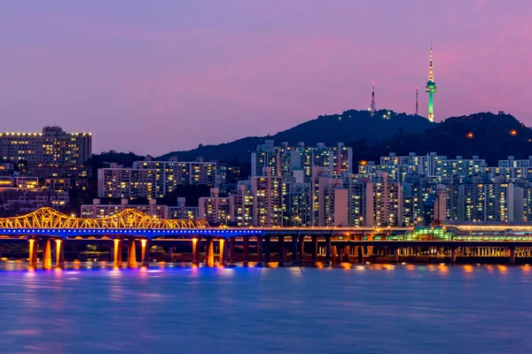 韩国，首尔到了晚上，韩国城市天际线 — 图库照片