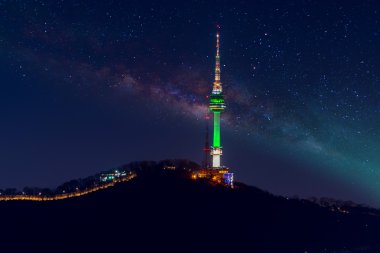 Seoul, Güney Kore Seul Kulesi geceleri.