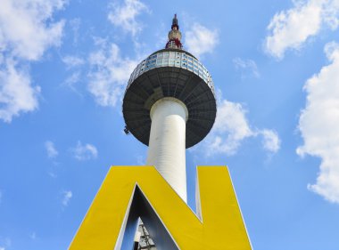 Seul Kulesi, veya Namsan Kulesi ve Seul yukarıda mavi gökyüzü.
