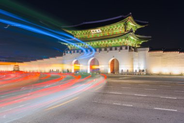 Rating Gyeongbokgung Sarayı geceleri Seul'de bulanıklaştırır