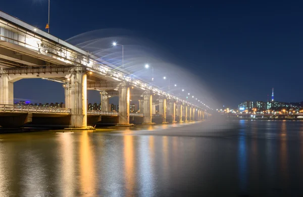 Ουράνιο τόξο γέφυρα Banpo κρήνη στη Σεούλ, Νότια Κορέα — Φωτογραφία Αρχείου