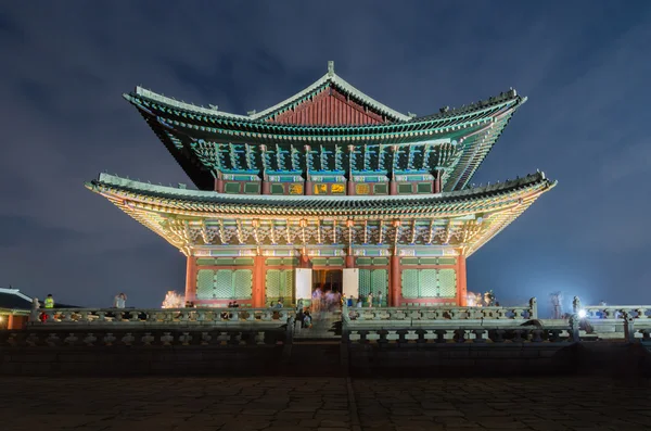Palác Gyeongbokgung v noci v Soulu, Jižní Korea — Stock fotografie