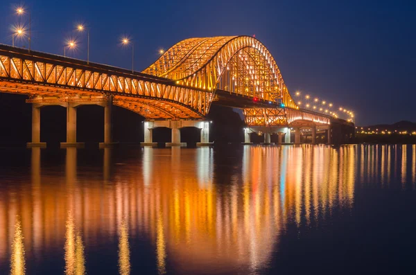 Odbicie mostu Banghwa w nocy w Seul, Korea — Zdjęcie stockowe