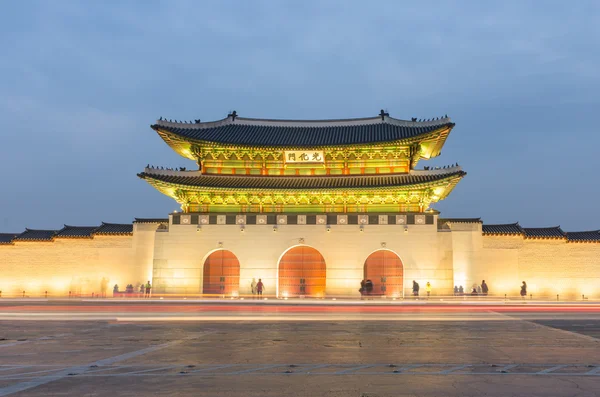 Late night traffic blurs past Gyeongbokgung Palace in Seoul,Sout — Stock Photo, Image