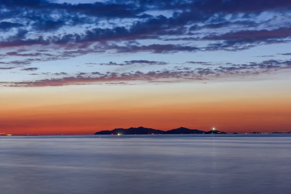 Puesta de sol en el mar con hermoso cielo — Foto de Stock