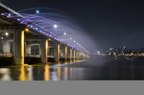 Ουράνιο τόξο γέφυρα Banpo κρήνη στη Σεούλ, Νότια Κορέα. — Φωτογραφία Αρχείου