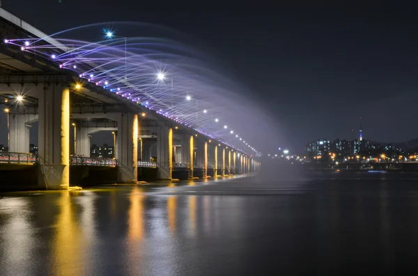 Banpo Bridge Rainbow fontein in Seoel, Zuid-Korea. — Stockfoto