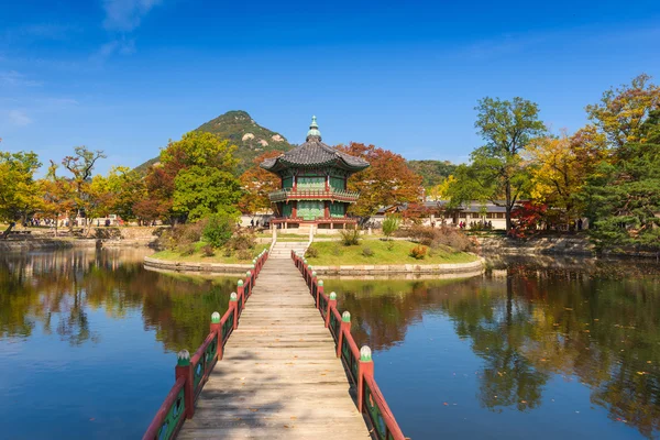 Jesień Gyeongbokgung pałacu w Seulu. — Zdjęcie stockowe