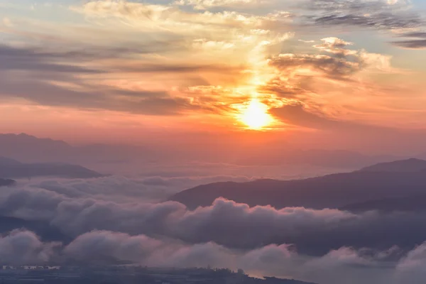 Manhã nascer do sol e nevoeiro da montanha na Coréia — Fotografia de Stock