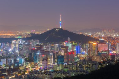 Seul gece, Güney Kore şehir manzarası.