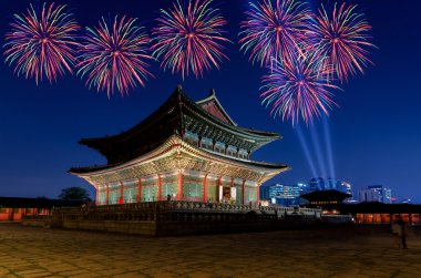 Renkli havai fişek ve Seul Gyeongbokgung Sarayı gece