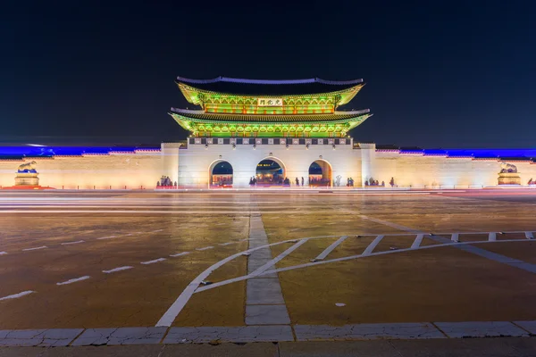 Palacio Gyeongbokgung por la noche en Seúl, Corea del Sur —  Fotos de Stock