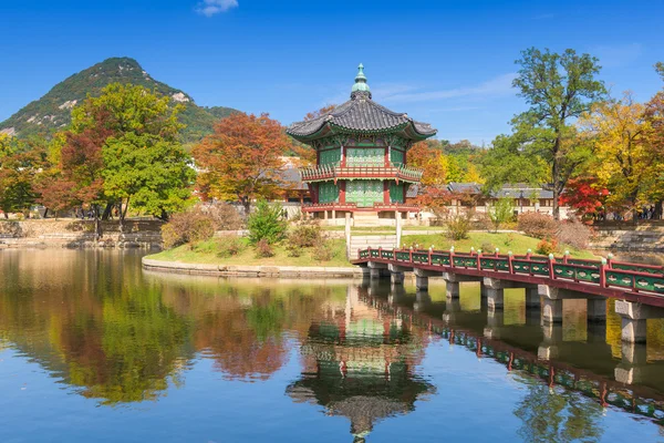 Jesień Gyeongbokgung pałacu w Seulu. — Zdjęcie stockowe