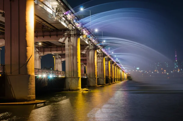 Banpo Bridge Rainbow Fountain à Séoul, Corée du Sud . — Photo