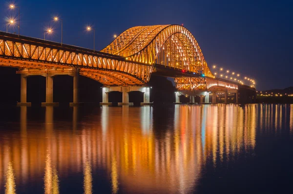 Elmélkedés a Banghwa híd éjjel Seoul, Korea. — Stock Fotó
