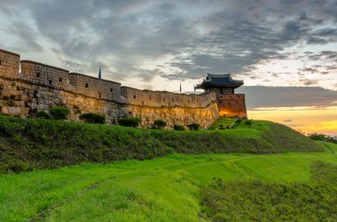 Günbatımında Hwaseong kale Suwon, Güney Kore