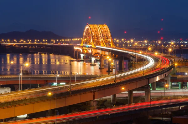 Río Han con puente de Seongsan por la noche en Seúl, Corea (larga exposición ) —  Fotos de Stock