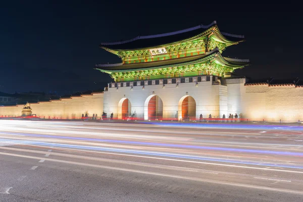 El tráfico borra el palacio Gyeongbokgung por la noche en Seúl, Sur — Foto de Stock