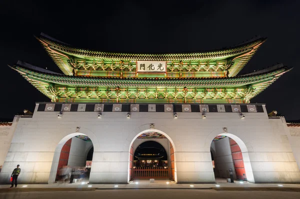 Palacio Gyeongbokgung por la noche en Seúl, Corea del Sur . — Foto de Stock