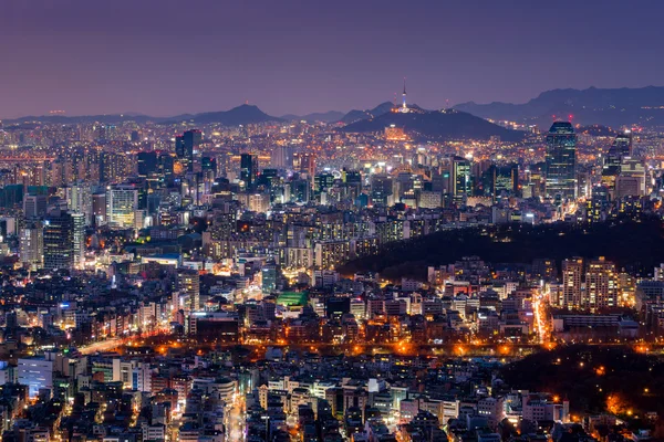 Небо Сеула ночью с Сеульской башней, Южная Корея . — стоковое фото