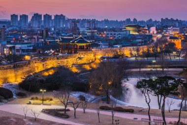 kış, günbatımında Hwaseong kale Suwon, Güney Kore.