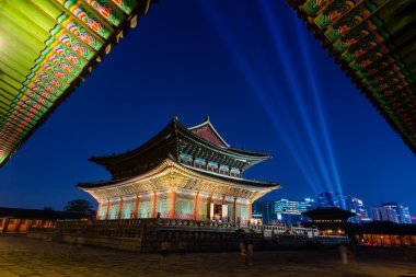 Kore, Gyeongbokgung Sarayı gece Seoul, Güney Kore.