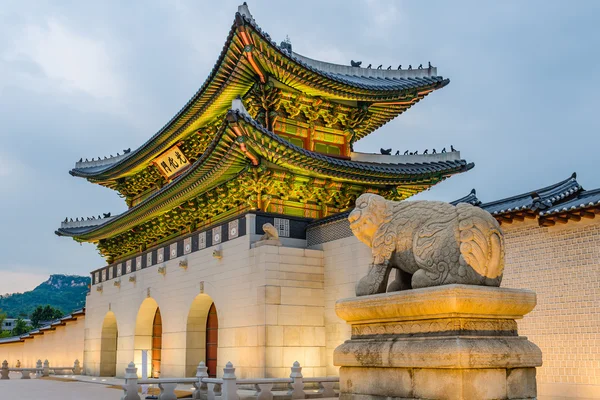 Coreia, Palácio de Gyeongbokgung à noite em Seul, Coreia do Sul . — Fotografia de Stock