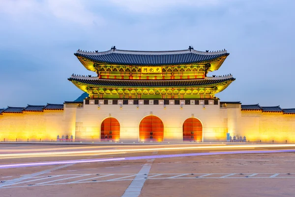 Corea, Gyeongbokgung palacio en la noche en Seúl, Corea del Sur . — Foto de Stock