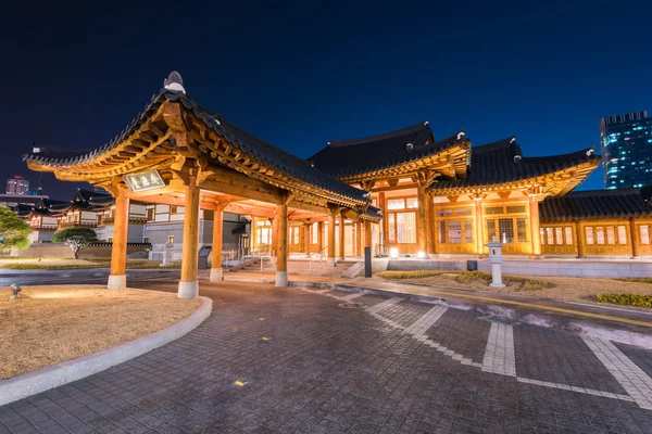 Incheon, arquitectura de estilo tradicional coreano por la noche en Incheo — Foto de Stock