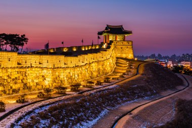 Suwon, günbatımında Hwaseong kale Suwon, Güney Kore.