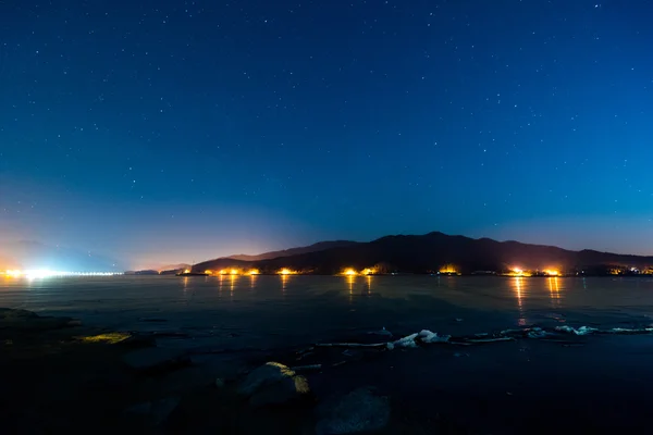 Corea, Cielo nocturno con muchas estrellas brillantes en el glaciar en invierno, Kor — Foto de Stock