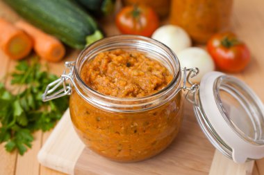 Evde konserve sebze yemek